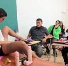 Professora gozando nos alunos durante aula de educação sexual